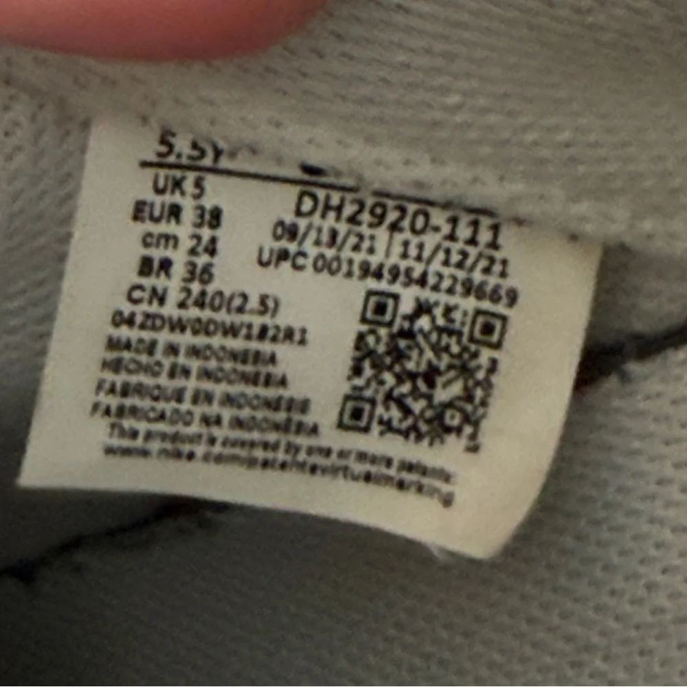 Nike AF1 Triple White Sneakers Size 5.5Y / Womens Size 7 Shoes - Picture 9 of 9
